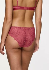 Bordowe koronkowe bielizna z falbaniastymi krawędziami i kwiatowym wzorem, z gładkim pasem w talii i półprzezroczystym materiałem z tyłu.