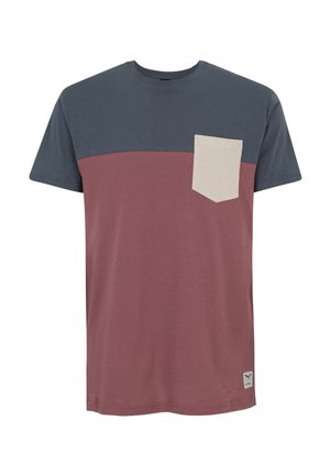 Kurzärmeliges T-Shirt mit dunkelgrauer oberer Sektion, staubrosa unterer Sektion und beiger Brusttasche auf der linken Seite.