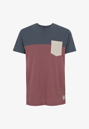 Kurzärmeliges T-Shirt mit dunkelgrauer oberer Sektion, staubrosa unterer Sektion und beiger Brusttasche auf der linken Seite.