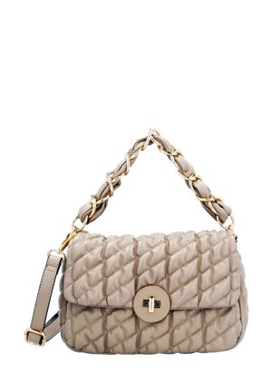 Bolso de mano de cuero beige acolchado con asa de cadena retorcida dorada, tapa frontal con cierre de palanca circular dorada y correa de hombro ajustable.