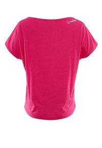 Rosa kortärmad T-shirt i mjuk bomull. Har en lös passform och en rundad halsringning. Logotypen är broderad i vitt på baksidan.