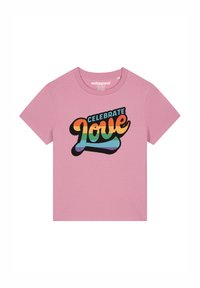 Roze katoen T-shirt met een zwart, kleurrijk grafisch ontwerp dat "VIER DE LIEFDE" zegt in een vet, speels lettertype.