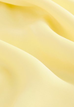 Material moale, ușor, de culoare galben pal, cu o textură netedă, cu o strălucire subtilă și cu o cădere elegantă, ideal pentru diverse articole de îmbrăcăminte.
