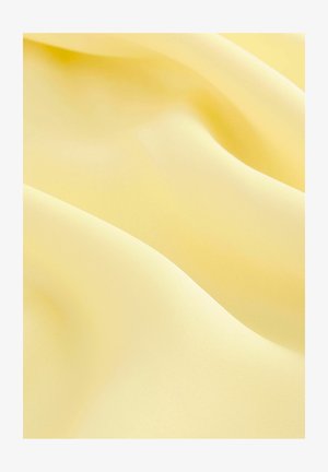 Weiches, leichtes Gewebe in Pastellgelb mit glatter Textur und subtiler glänzender Oberfläche, das sich ideal für verschiedene Kleidungsstücke eignet.