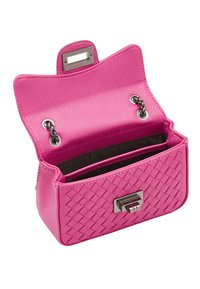 Borsa a tracolla in pelle rosa con texture intrecciata. Presenta una chiusura magnetica, dettagli in catena e un compartimento aperto con fodera scura.