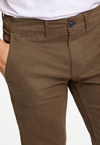 Lindbergh STRUCTURE SUPERFLEX - Pantalones chinos - brown
