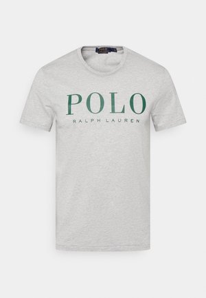 Světle šedé bavlněné tričko s nápisem „POLO“ tmavě zelenou barvou a menším textem „RALPH LAUREN“ pod ním. Krátké rukávy a kulatý výstřih.