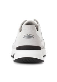 Witte sportschoen met een suède textuur, voorzien van een zwarte buitenzool, grijze accenten en een ronde hak. Merkenlogo op de achterkant.