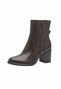 Botas de tobillo marrones de material sintético, con cremallera lateral, tachuelas decorativas, punta afilada y tacón apilado.