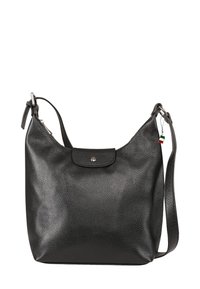 Zwarte leren schoudertas met textuur, voorzien van een klep en een verstelbare band, met een kleine charm in de kleuren rood, wit en groen.