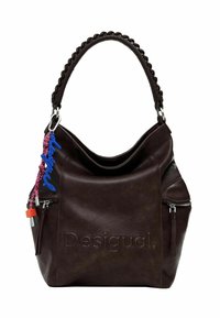Tumepruun nahast käekott punutud sangaga, külgedel tõmblukupockets, embosseeritud "Desigual" logo ja värvikas ripptag, millel on sinine tekst.