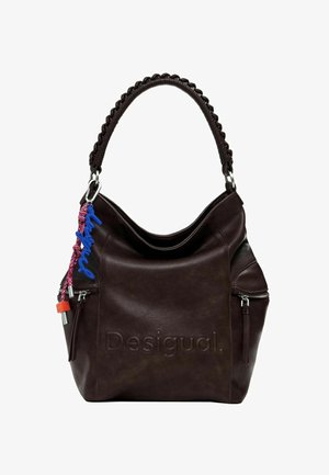 Bolso de piel marrón oscuro con asa trenzada, bolsillos con cremallera en los laterales, logo embosado "Desigual" y etiqueta colgante colorida con texto azul.