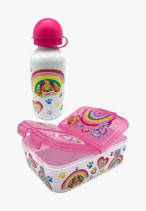 BPA-freie weiße Wasserflasche mit pinkem Deckel, verziert mit verspielten Figuren und einem Regenbogen-Design; pinke Brotdose mit abnehmbarem Deckel und ähnlichen Grafiken.