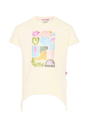 Maglietta bianco sporco con orlo asimmetrico, con forme astratte colorate, profilo di una persona con capelli blu e cappello rosa, e logo arcobaleno.