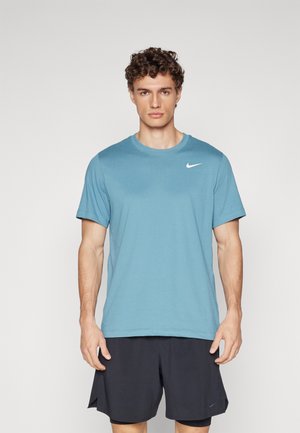 Nike herr T-shirt med rund hals i ljusblått, tillverkad av mjukt material. Har korta ärmar och en liten vit logotyp på vänster bröst.