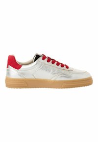 Sneaker metallic argento con accenti in suede rosso, fodera nera e lacci rossi. Presentano una suola in gomma e una superficie liscia al tatto.