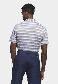 Šedá a biela pruhovaná polokošeľa s golierom, doplnená námorníckymi šortkami s tkaným opaskom a bočnými vreckami.