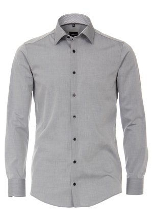 Camicia elegante da uomo a maniche lunghe grigio chiaro con bottoni neri e colletto interno decorato, abbottonata e mostrata frontalmente.
