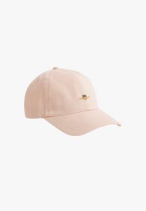 Casquette de baseball rose clair avec une visière incurvée et un petit logo brodé représentant un bouclier et trois étoiles sur le panneau avant.