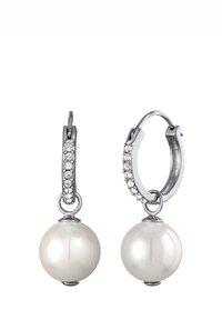 Silberne Creolen mit glänzender Oberfläche, verziert mit weißen Perlenanhängern und funkelnden klaren Kristallen, die entlang des Hoops eingearbeitet sind.