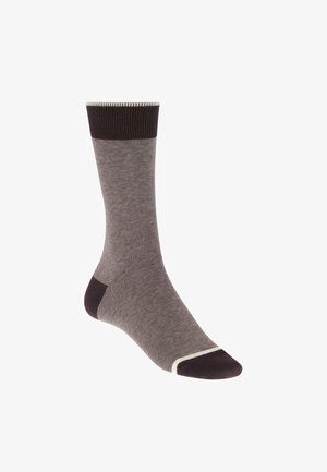 Einzelne Socke in der Mitte der Wade mit feinen horizontalen grauen und schwarzen Streifen, einfarbiger schwarzer Bund, Ferse und Zehenbereich sowie einem weißen Streifen in der Nähe der Zehen.