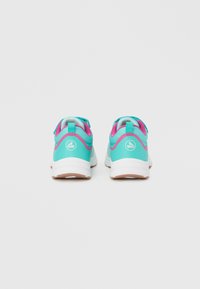 Τυρκουάζ αθλητικά παπούτσια με ροζ λεπτομέρειες, διαθέτοντας πλέγμα στο επάνω μέρος, μαλακό περιμετρικό πάτο και λευκή σόλα με ελαφριά καφέ αντιολισθητική εξωτερική σόλα.
