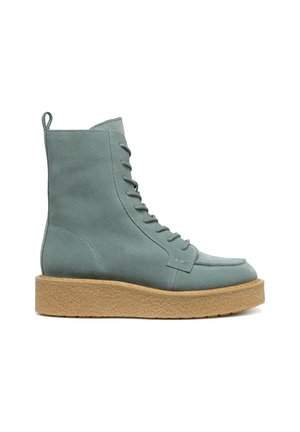 Jasnoniebieskie zamszowe botki za kostkę z okrągłym noskiem, sznurowanym przodem i teksturowaną beżową podeszwą. Posiadają pętelkę z tyłu dla ułatwienia zakładania.