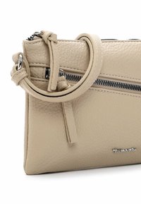 Clutch in pelle beige con finitura testurizzata, dotata di tasca con cerniera, manico rotondo e dettagli in metallo argentato.