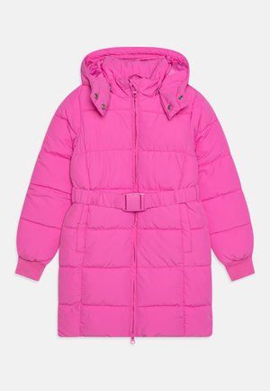 Rosa Pufferjacke mit abnehmbarer Kapuze, tailliertem Gürtel, Reißverschluss und gerippten Bündchen; verfügt über gesteppten Bereiche zur Isolierung.