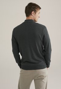 WE Fashion FUNDAMENTALS - Vest - greyish green