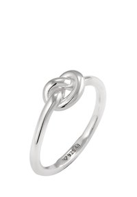 Ring i sterling silver med flätad knutdesign. Slät, polerad yta; minimalistisk stil; har stämplad 925-markering invändigt i ringen.