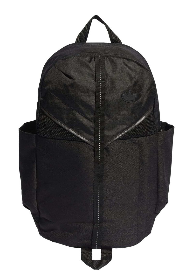 Sac à dos en tissu noir avec une texture lisse, doté d'un logo, de bretelles réglables, de poches en mailles sur les côtés et d'une ouverture centrale à fermeture éclair.