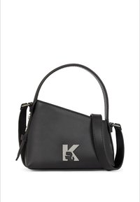 Juodos odos rankinė trikampio formos, trumpa rankena ir reguliuojama petneša. Turi sidabrinį logotipo akcentą.