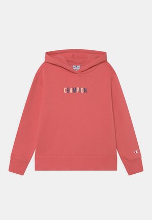 Korallenpinkfarbener Kapuzenpullover mit langen Ärmeln, gerippten Bündchen und Saum sowie dem "CHAMPION"-Logo in mehrfarbigen Buchstaben auf der Brust.