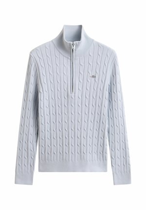 Lichtblauwe kabelgebreide trui met lange mouwen, kwart-ritskraag en een klein geborduurd logo op de borst.