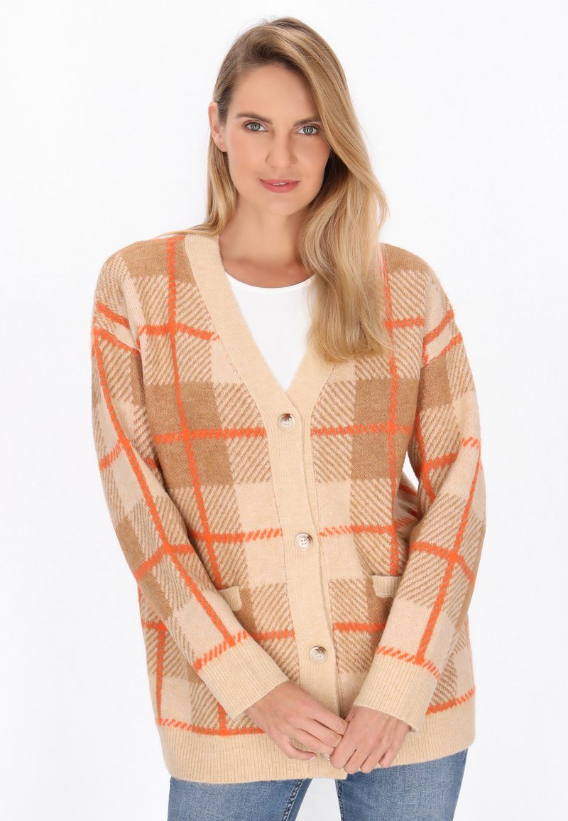 Cardigan a quadretti beige con dettagli arancioni, chiusura con bottoni e tasche laterali. Presenta una vestibilità rilassata e polsini a coste. Realizzato in morbido tessuto lavorato a maglia.