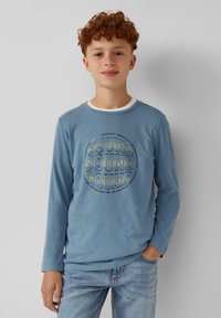 Lange mouwen blauwe katoenen t-shirt met een cirkelvormige graphic waarop het woord "SOUND" in vette, omtrekletters op de voorkant staat.