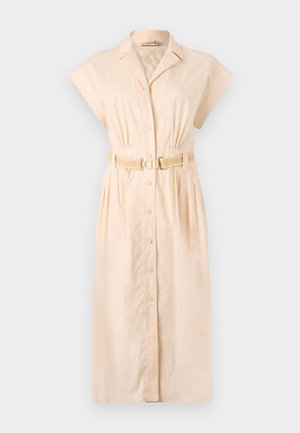 Jasno brzoskwiniowa sukienka koszulowa z bawełny, z kołnierzykiem, krótkimi rękawami, zapięciem na guziki z przodu oraz plecionym paskiem w talii.