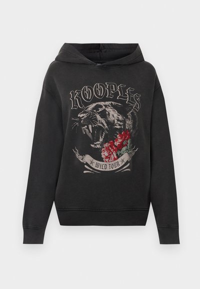 Μαύρο φούτερ με κουκούλα με γραφικό μιας βρυχόμενης πάνθηρας, κόκκινα τριαντάφυλλα και το κείμενο "KOOPLES WILD TOUR" στο μπροστινό μέρος.