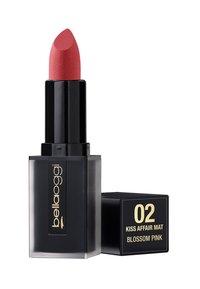 Rossetto opaco con punta arrotondata, di un colore rosa fiore. Il pack è nero con scritte dorate e una base quadrata, etichettato "02 Kiss Affair Mat."