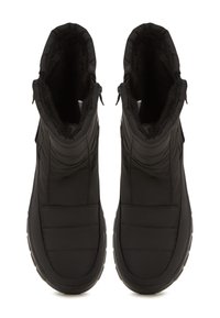 Botas aislantes negras con un exterior suave y acolchado, forro de piel sintética y cremalleras laterales. Punta redondeada y suela de goma resistente.