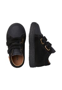 Schwarze Wildlederschuhe mit Gummisohle, ausgestattet mit zwei Klettverschlüssen. Rund geschnittene Zehenpartie, strukturierte Sohle und ein braunes Innenfutter.