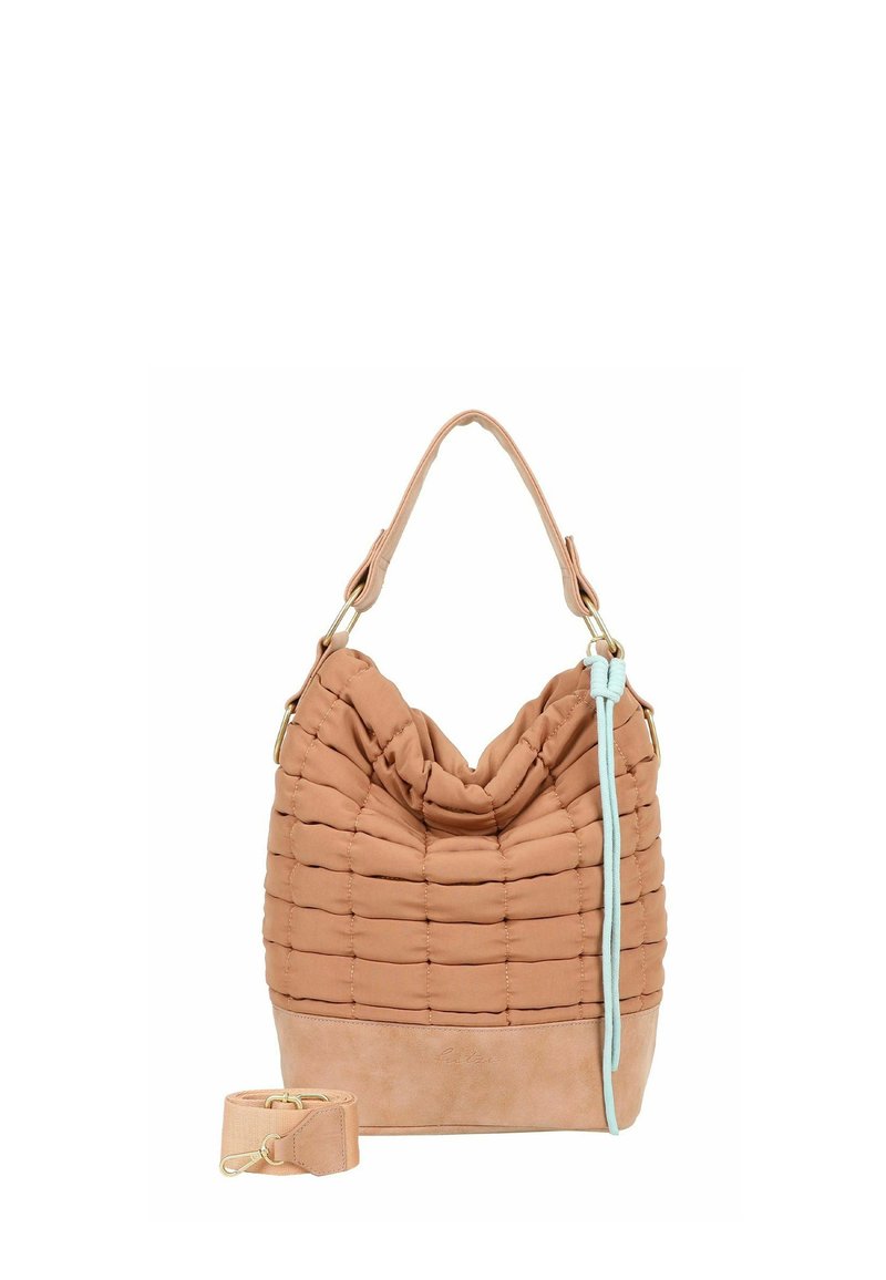 Sac d'épaule matelassé marron avec poignée souple, détail à cordon bleu et bandoulière assortie amovible placée à côté.