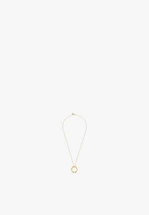 Collana d'oro con catena sottile e ciondolo esagonale al centro su sfondo bianco.