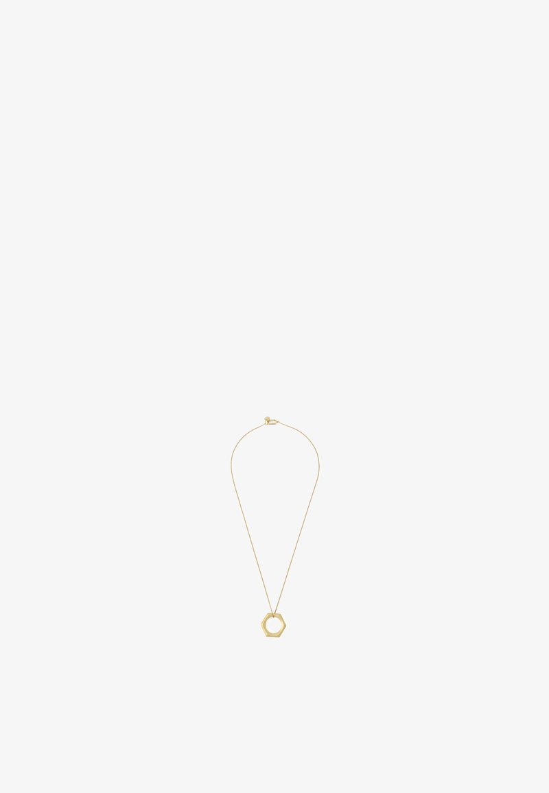 Collier en or avec une chaîne fine et un pendentif hexagonal centré sur un fond blanc.