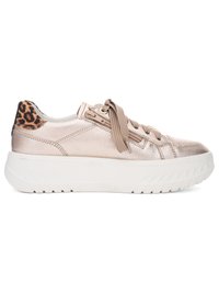 Beige metalen lage sneaker met dikke witte zool, beige veters, zijrits en luipaardprintdetail op het hielstuk.