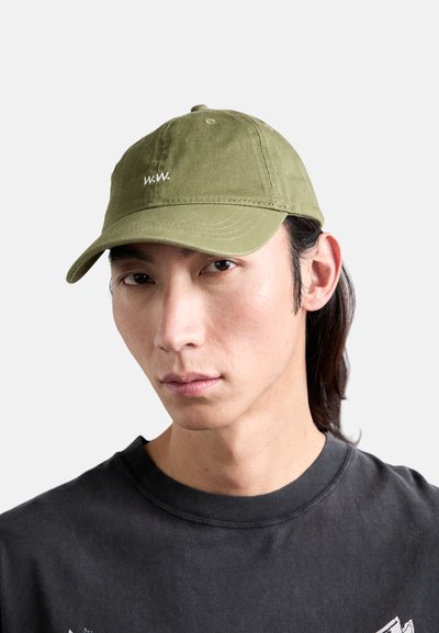 Cappellino verde oliva con visiera curvata e logo ricamato sulla parte anteriore; realizzato in morbido cotone strutturato.