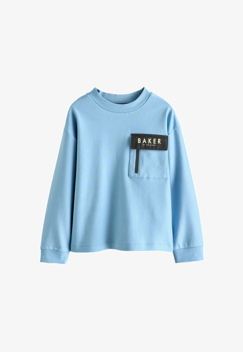 Svijetloplava pamučna košulja dugih rukava s prednjim džepom na kojem se nalazi crna oznaka s natpisom "BAKER." Okrugli izrez i opušteni kroj.