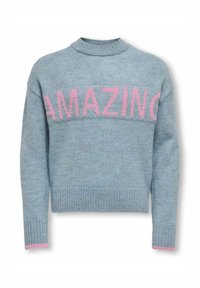Modra pletena pulover z okroglim izrezom in dolgimi rokavi. Na prsih je napis "AMAZING" rožnate barve, z rožnatimi poudarki na manšetah.