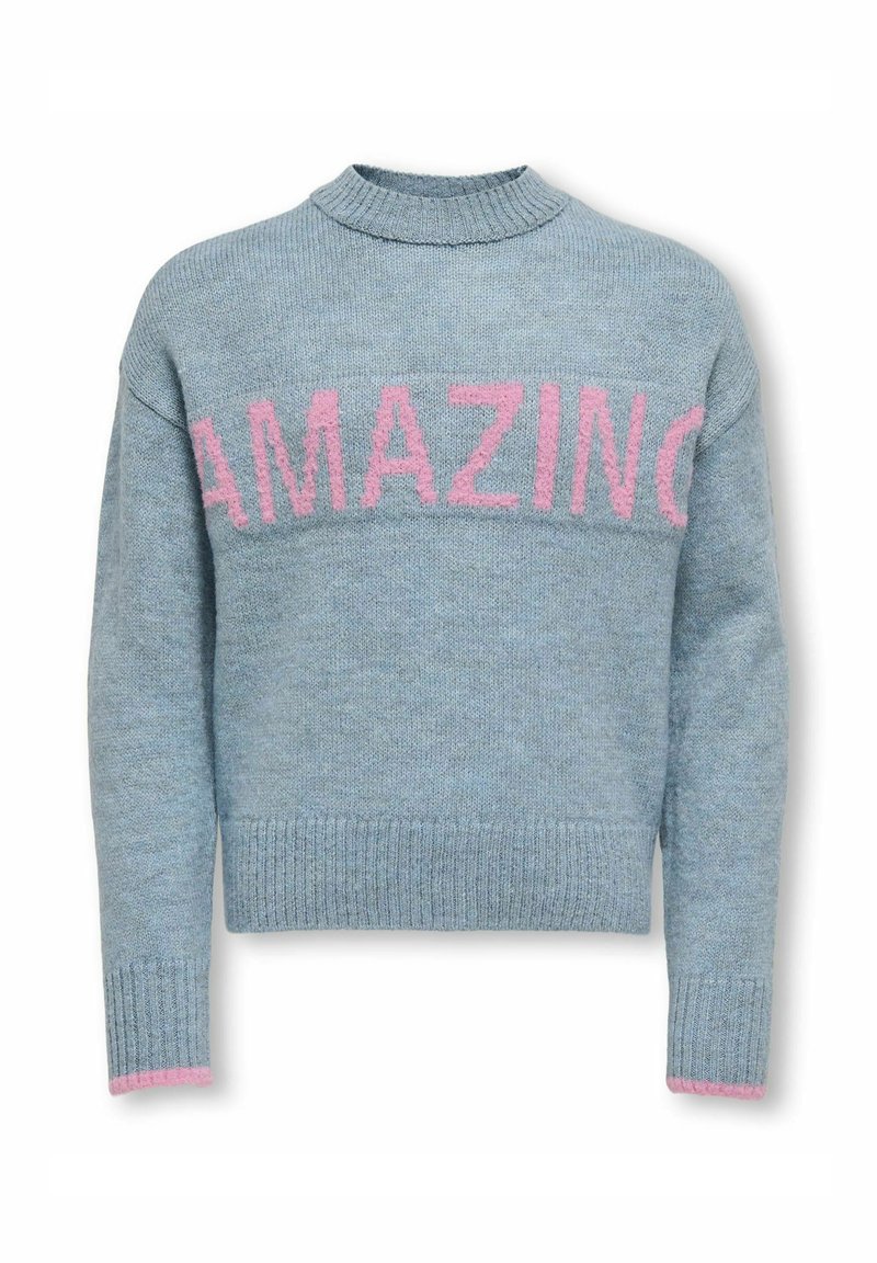 Modra pletena pulover z okroglim izrezom in dolgimi rokavi. Na prsih je napis "AMAZING" rožnate barve, z rožnatimi poudarki na manšetah.